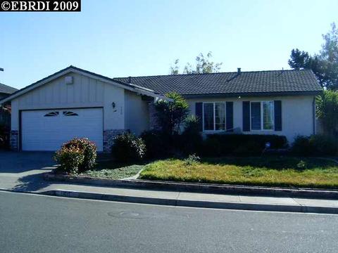 130 Chestnut Dr, Hercules, CA 94547 photo 1