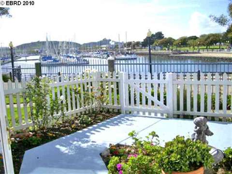 612 Commodore Dr, Richmond, CA 94804 photo 1