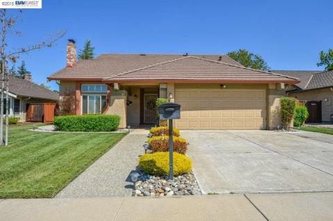 320 Forest Hills Dr, Tracy, CA 95376 photo 1