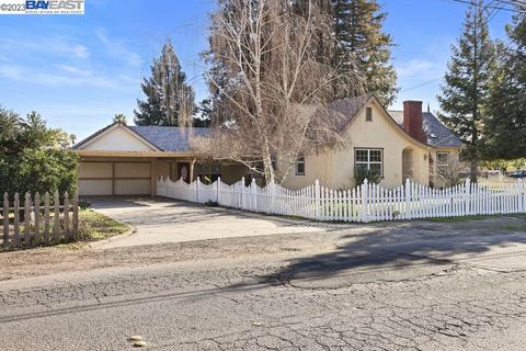704 Laurel Ave, Modesto, CA 95351 photo 1