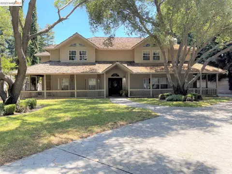 6978 Hillcrest Dr, Modesto, CA 95356 photo 1