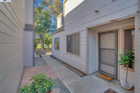 429 Golf Cir W, Manteca, CA 95337 photo 1