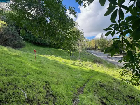 197 Country Club Ln, Napa, CA 94558