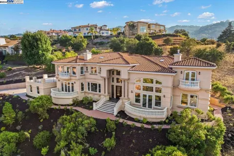 7175 Glenview Dr, San Jose, CA 95120