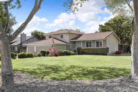 895 Independence Dr, Tracy, CA 95376 photo 1