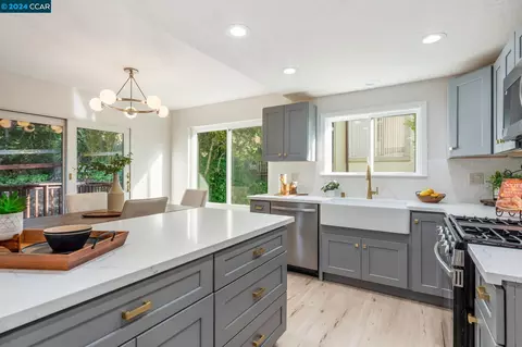 1515 Buckeye Ct, Pinole, CA 94564