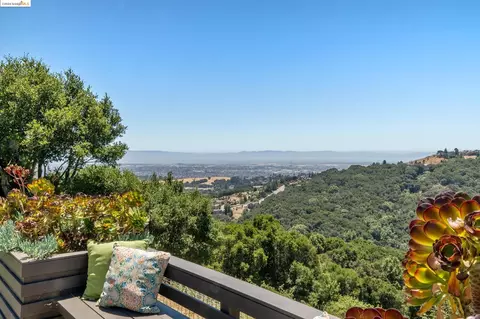 7581 Hansom Dr, Oakland, CA 94605