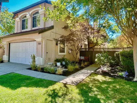 700 Glasgow Cir, Danville, CA 94526