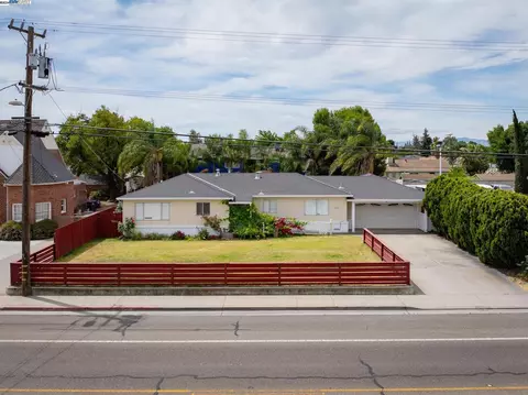 1004 W Yosemite Ave, Manteca, CA 95337 photo 1
