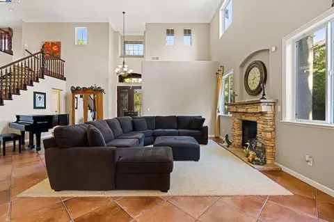 1017 Vineyard Dr, Oakley, CA 94561 photo 1