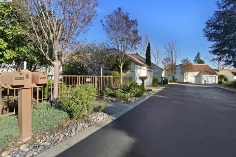 3266 Ptarmigan Dr #3B, Walnut Creek, CA 94595
