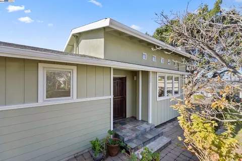 8525 Seneca St, Oakland, CA 94605