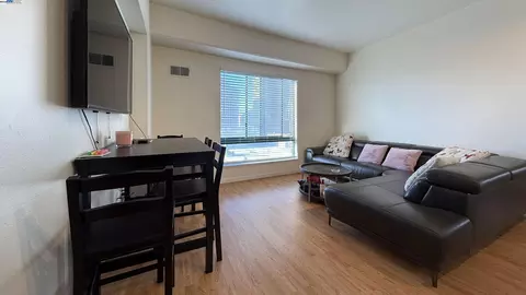 988 Franklin St #1201, Oakland, CA 94607