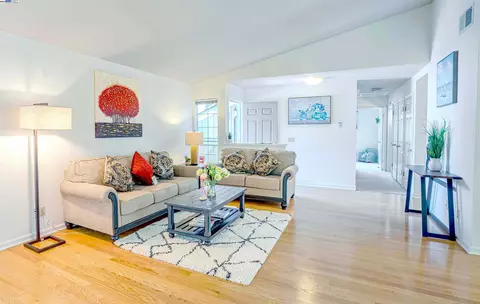 1304 University Dr #4, Menlo Park, CA 94025