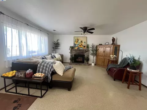 Living - 1290 Orange Ave, Patterson, CA 95363 photo 1 of 1