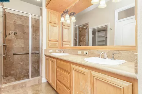 Bath - 1146 Waltz Ct, Vallejo, CA 94591 photo 2 of 6
