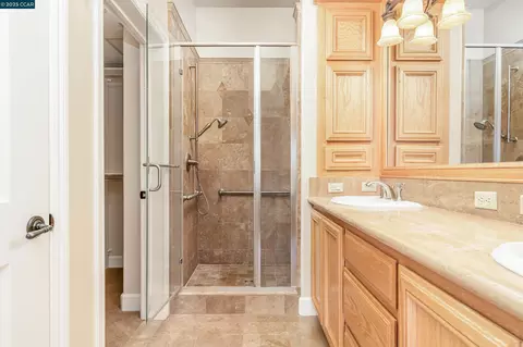 Bath - 1146 Waltz Ct, Vallejo, CA 94591 photo 3 of 6