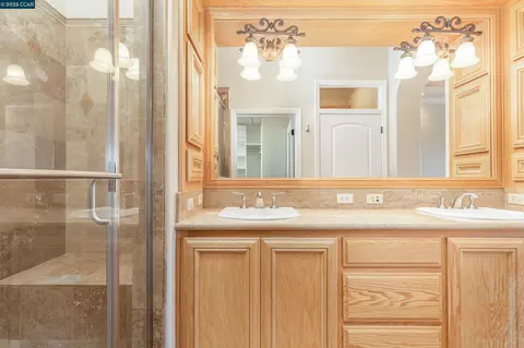 Bath - 1146 Waltz Ct, Vallejo, CA 94591 photo 4 of 6