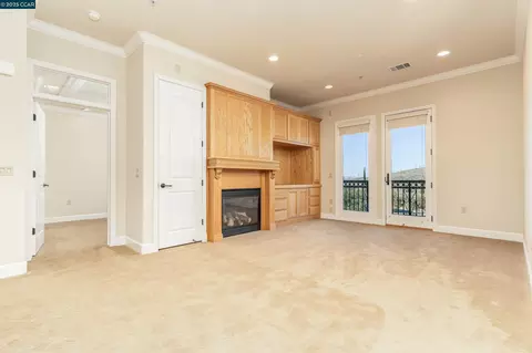 Living - 1146 Waltz Ct, Vallejo, CA 94591 photo 4 of 7