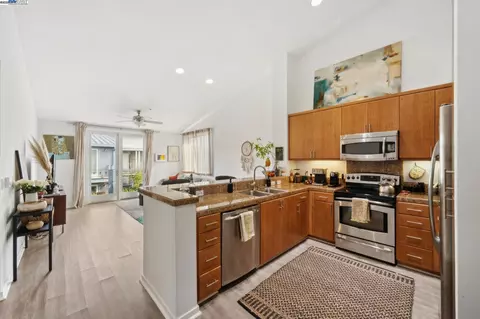 3090 Glascock #402, Oakland, CA 94601