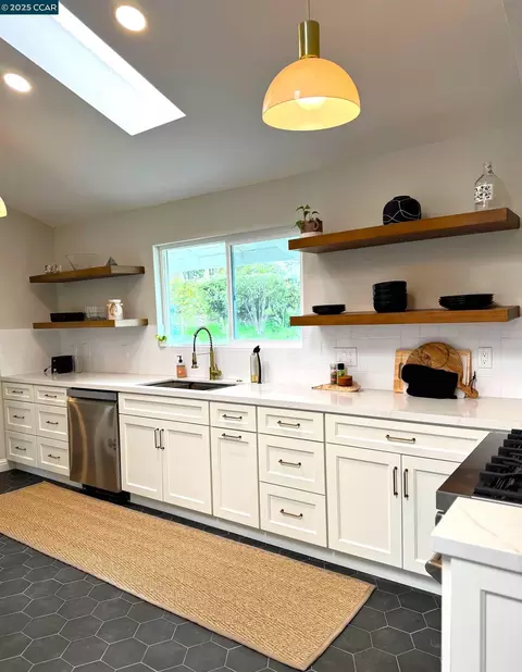 2225 Overlook Dr, Walnut Creek, CA 94597