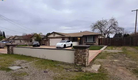 8930 Caselman Rd, Sacramento, CA 95829