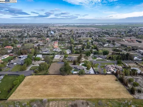 8500 W Etcheverry Dr, Tracy, CA 95304