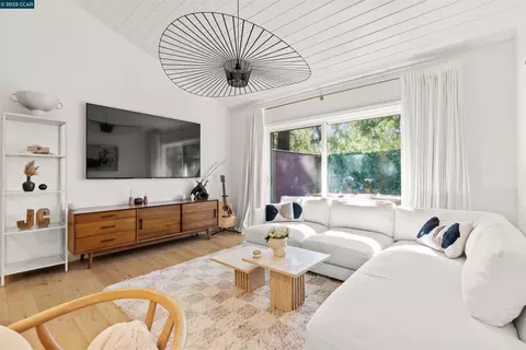 2708 Oak Rd #4, Walnut Creek, CA 94597