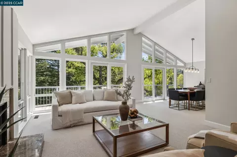 25 Coachwood Ter, Orinda, CA 94563