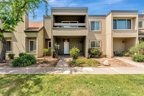 1071 Mangrove Ln, Alameda, CA 94502