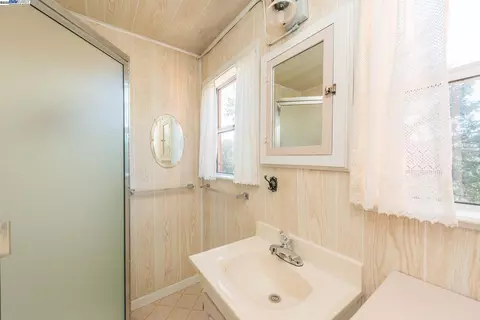 Bath - 8341 E Side Rd, Trinity Center, CA 96091 photo 1 of 3