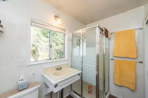 Bath - 8341 E Side Rd, Trinity Center, CA 96091 photo 2 of 3