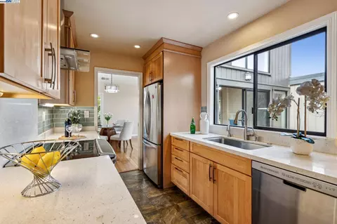1083 Mangrove Ln, Alameda, CA 94502