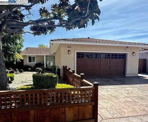 2434 Hibiscus Dr, Hayward, CA 94545