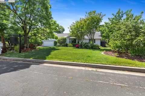 1673 Walnut Heights Ln, Concord, CA 94519