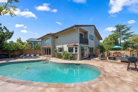 1051 Lea Dr, San Rafael, CA 94903