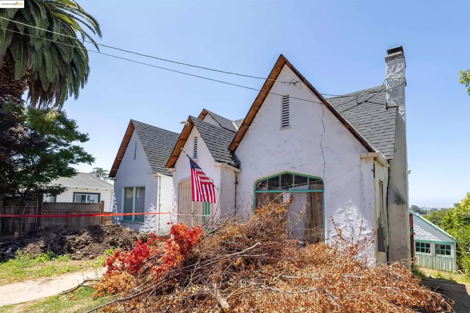 Exterior - 7541 Outlook Ave, Oakland, CA 94605 photo 3 of 12