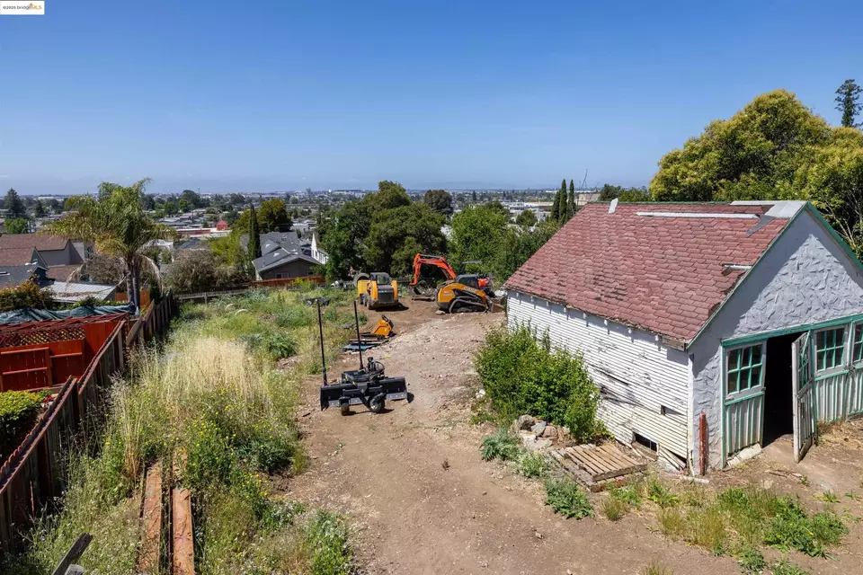 Exterior - 7541 Outlook Ave, Oakland, CA 94605 photo 9 of 12