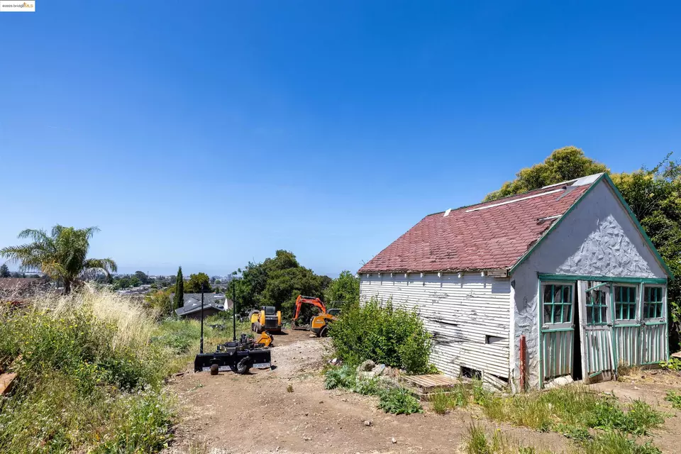 Exterior - 7541 Outlook Ave, Oakland, CA 94605 photo 8 of 12