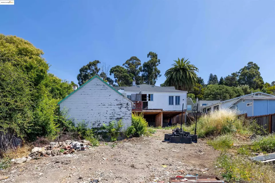 Exterior - 7541 Outlook Ave, Oakland, CA 94605 photo 10 of 12