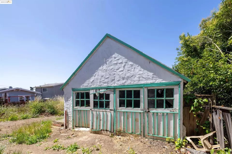 Exterior - 7541 Outlook Ave, Oakland, CA 94605 photo 7 of 12