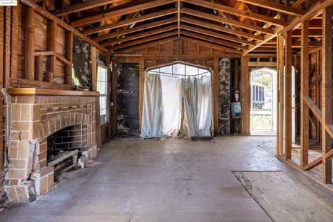 Living - 7541 Outlook Ave, Oakland, CA 94605 photo 1 of 2