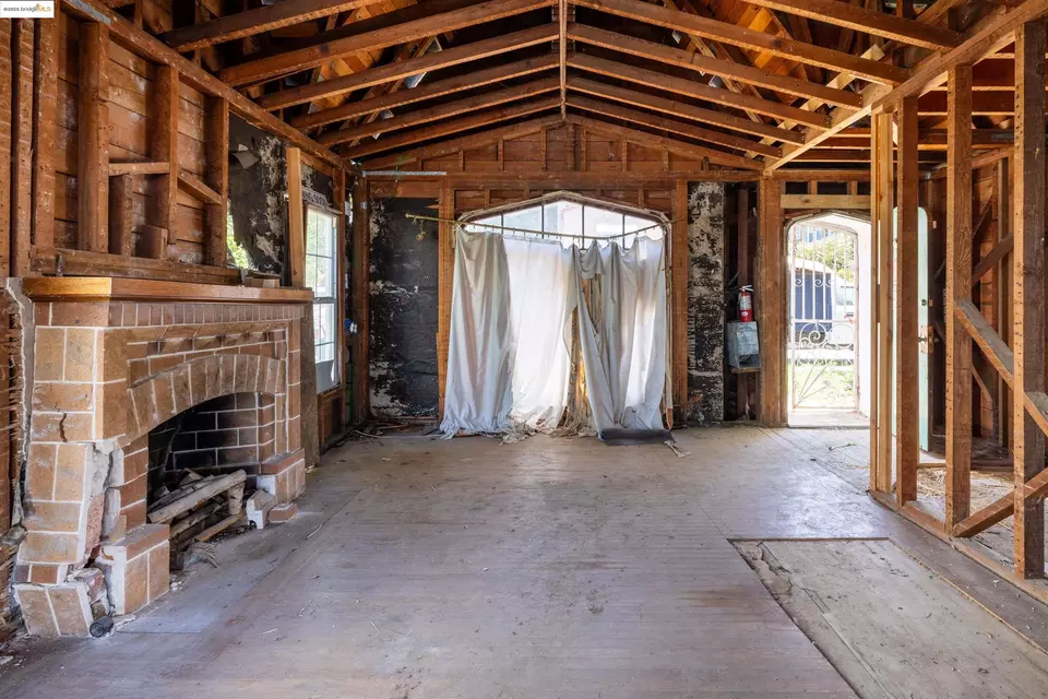 Living - 7541 Outlook Ave, Oakland, CA 94605 photo 1 of 2