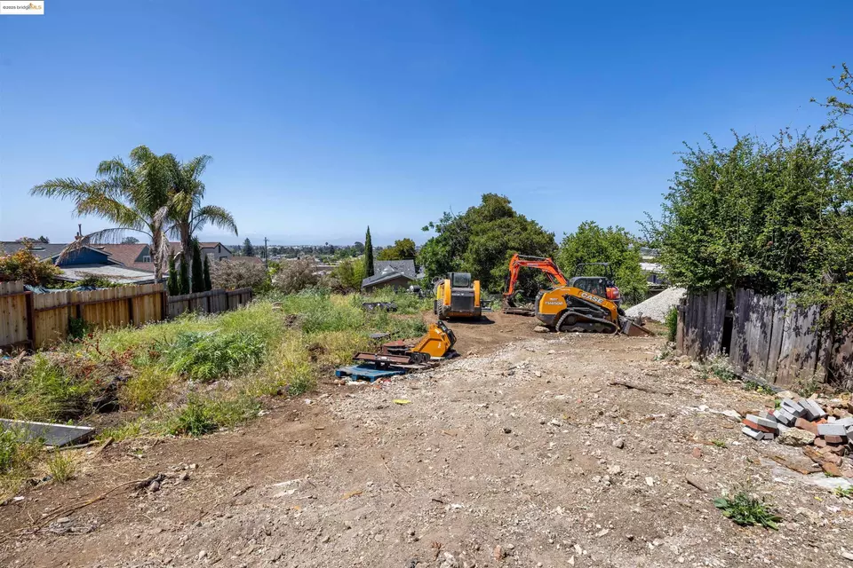 Exterior - 7541 Outlook Ave, Oakland, CA 94605 photo 11 of 12