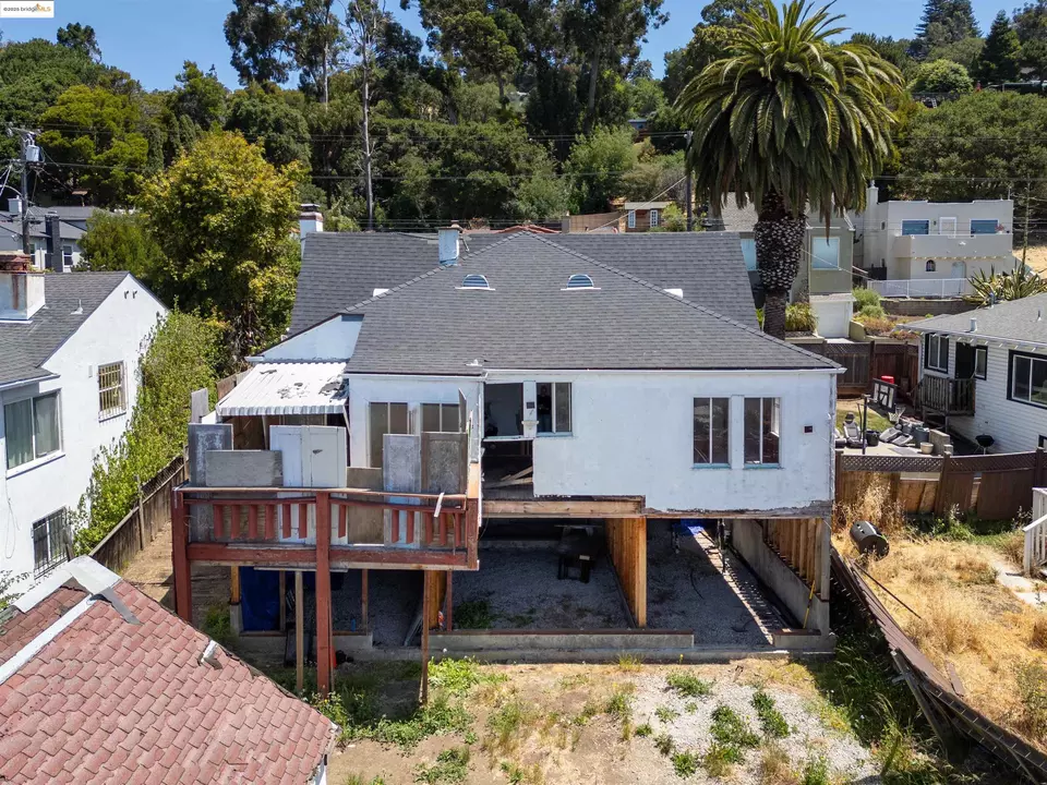 Exterior - 7541 Outlook Ave, Oakland, CA 94605 photo 6 of 12