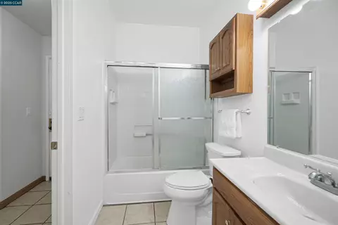 Bath - 1407 Forest Run, Hercules, CA 94547 photo 3 of 3