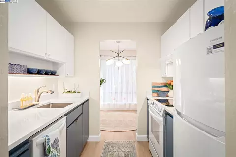 430 N Civic Dr #313, Walnut Creek, CA 94596