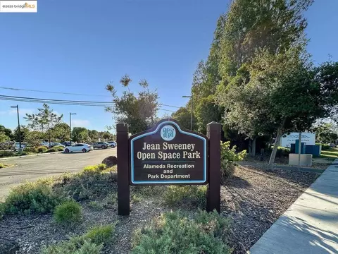 Exterior - 325 Kitty Hawk Rd UNIT 207, Alameda, CA 94501 photo 12 of 12
