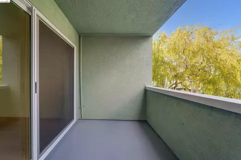 Exterior - 325 Kitty Hawk Rd UNIT 207, Alameda, CA 94501 photo 1 of 12