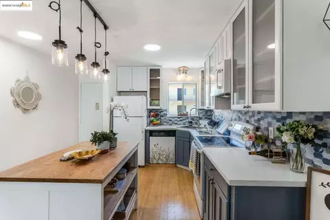 Kitchen - 325 Kitty Hawk Rd UNIT 207, Alameda, CA 94501 photo 2 of 5